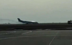 Video: Máy bay mất bánh trước vẫn hạ cánh ngoạn mục