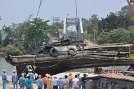 Ảnh: Đâm sập cầu Ghềnh, tàu đẩy sà lan vỡ nát dưới đáy sông