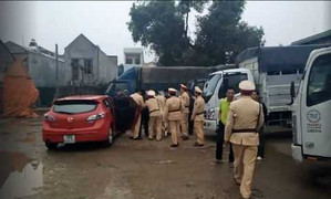 Vây bắt thầy giáo lái xe tải húc đổ xe cảnh sát rồi bỏ chạy