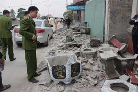 Xe tải tông sập 5 nhà dân lúc rạng sáng