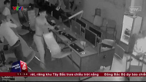 Clip: Kinh hoàng 9 người xông vào chém 2 người trong quán net