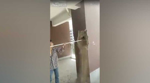 Trung Quốc: Kinh hoàng tường nhà mềm như đất, gậy xuyên dễ dàng