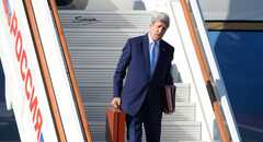 Có gì trong chiếc cặp màu đỏ bí ẩn mà ông John Kerry mang sang Nga?