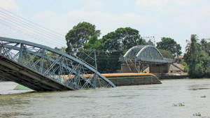 Lái tàu đâm sập cầu Ghềnh trốn về quê thăm vợ trong đêm