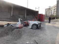 Clip: Xe tải chở 50 tấn sỏi đổ vùi chết 2 người trong ôtô con