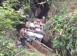 Tài xế không bằng lái lao xe xuống vực, 11 người thương vong