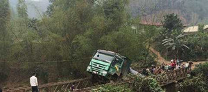 Sập cầu ở Yên Bái, xe tải treo lơ lửng trên cầu