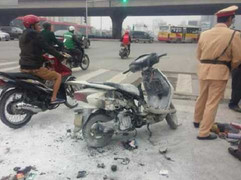 Xe Honda Lead bốc cháy ngùn ngụt trên đường Hà Nội