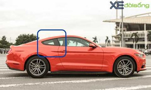 Vì sao luôn có một cửa sổ 'chết' ở hàng ghế sau ô tô?