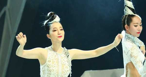 Linh Nga diện đầm xuyên thấu khoe vẻ nóng bỏng trên sàn catwalk