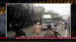 Clip: Xe tải điên cuồng bỏ chạy giữa vòng vây CSGT