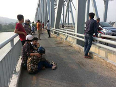 CSGT cứu sống một thanh niên nhảy cầu Chương Dương tự tử