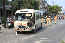 Xe đầu kéo tông nát đầu xe khách, hơn 20 hành khách hoảng loạn