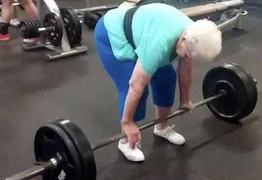 Sốc với cụ bà 78 tuổi nâng tạ 102kg