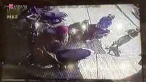 Clip: Hai nữ sinh viên vùng vẫy cầu cứu khi bị tạt axit