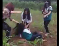 Phẫn nộ clip nữ sinh bị đánh hội đồng dã man, nhiều người đứng cổ vũ reo hò