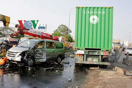 Ảnh: Hiện trường thảm khốc vụ container đâm dải phân cách, tông liên hoàn nhiều ô tô