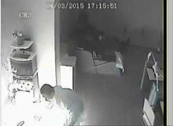 Clip: Châm lửa đốt vợ con man rợ, người gốc Việt ở Anh lĩnh 22 năm tù