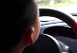 Lạnh gáy xem clip mẹ khoe con trai lớp 3 lái ôtô trên đường đèo dốc ở Bắc Kạn