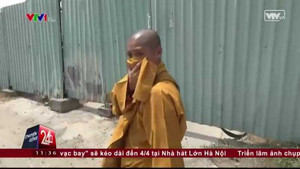 Clip: Ùn ùn giả sư đi khất thực ở TP.HCM