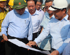 Phó Thủ tướng Nguyễn Xuân Phúc thị sát khắc phục sự số cầu Ghềnh