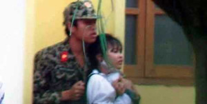 Nữ sinh cao đẳng bị tẩm xăng dọa đốt trong sân trường