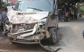 Xe khách đâm xe tải lật ngang đường