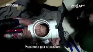 Clip: Giải cứu bé trai 5 tuổi bị kẹt đầu trong ống nhựa