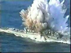 Clip: Tàu chiến Australia vỡ làm đôi trong một cuộc thử nghiệm ngư lôi