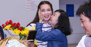 Hương Thuỷ, Mạnh Quỳnh 'ngụp lặn' trong vòng tay người hâm mộ