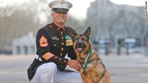 Cảnh khuyển Mỹ mất chân vì dò bom nhận huân chương cao quý nhất