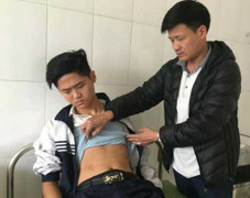 Chủ tịch Hà Nội yêu cầu làm rõ tin nam sinh tím người sau khi rời đồn công an