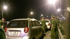 2 xe khách chắn ngang trạm thu phí cao tốc Hà Nội - Hải Phòng phản đối tăng phí