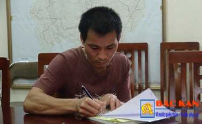 Mẹ khoe con trai lái ô tô trên đường đèo: Xác định danh tính tài xế lớp 3