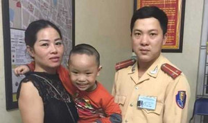 CSGT Hà Nội giúp bé trai bị lạc tìm được mẹ