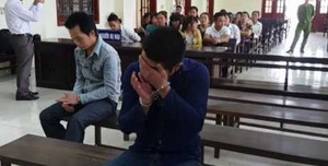 Kẻ tẩm xăng thiêu chết vợ con khóc nức nở tại phiên xử