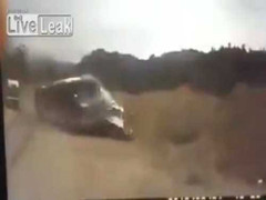 Clip: Kinh hoàng xe buýt mất phanh nghiền nát xe tải