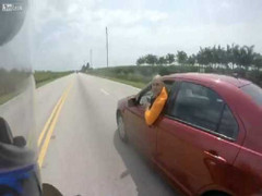 Clip: Môtô vừa đi vừa cãi vã với ôtô trên cao tốc