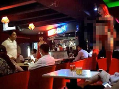 Chân dài ăn mặc khêu gợi dụ khách vào quán cà phê đèn mờ