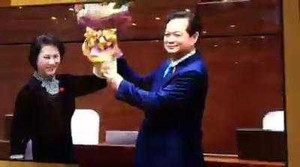 Video: Chủ tịch Quốc hội Nguyễn Thị Kim Ngân tặng hoa cảm ơn ông Nguyễn Tấn Dũng