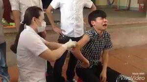 Video nam sinh mếu máo sợ tiêm hot nhất trên Facebook ngày 6/4