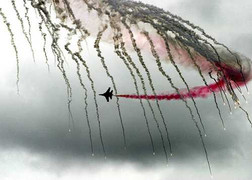 Những pha nhào lộn không tưởng của đội bay số 1 nước Nga