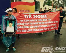 Mẹ đau xót giăng băng rôn trước cổng trường đòi làm rõ cái chết của con trai