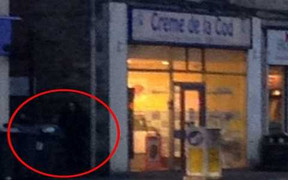 Ám ảnh 'con ma may mắn' lọt vào bức ảnh hoa hậu khi đang ở cửa hàng cá