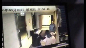 Clip nhiều người vô cảm nhìn cô gái bị người lạ tấn công gây phẫn nộ