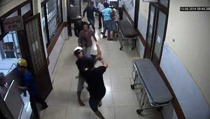 Đang cấp cứu trong bệnh viện, bị côn đồ lao vào chém tới tấp