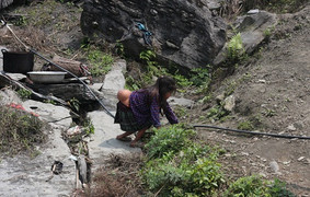 Ảnh: Bé gái 'người vượn' cõng khối u khổng lồ sợ sệt bò chạy khi thấy người lạ