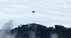 Cặp tình nhân đi chơi gặp UFO hình đĩa tung hoành trên núi lửa Costa Rica?