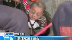 Clip: Thót tim cứu bé trai rơi xuống giếng sâu 90 m