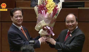 Video: Thủ tướng Nguyễn Xuân Phúc tặng hoa nguyên Thủ tướng Nguyễn Tấn Dũng